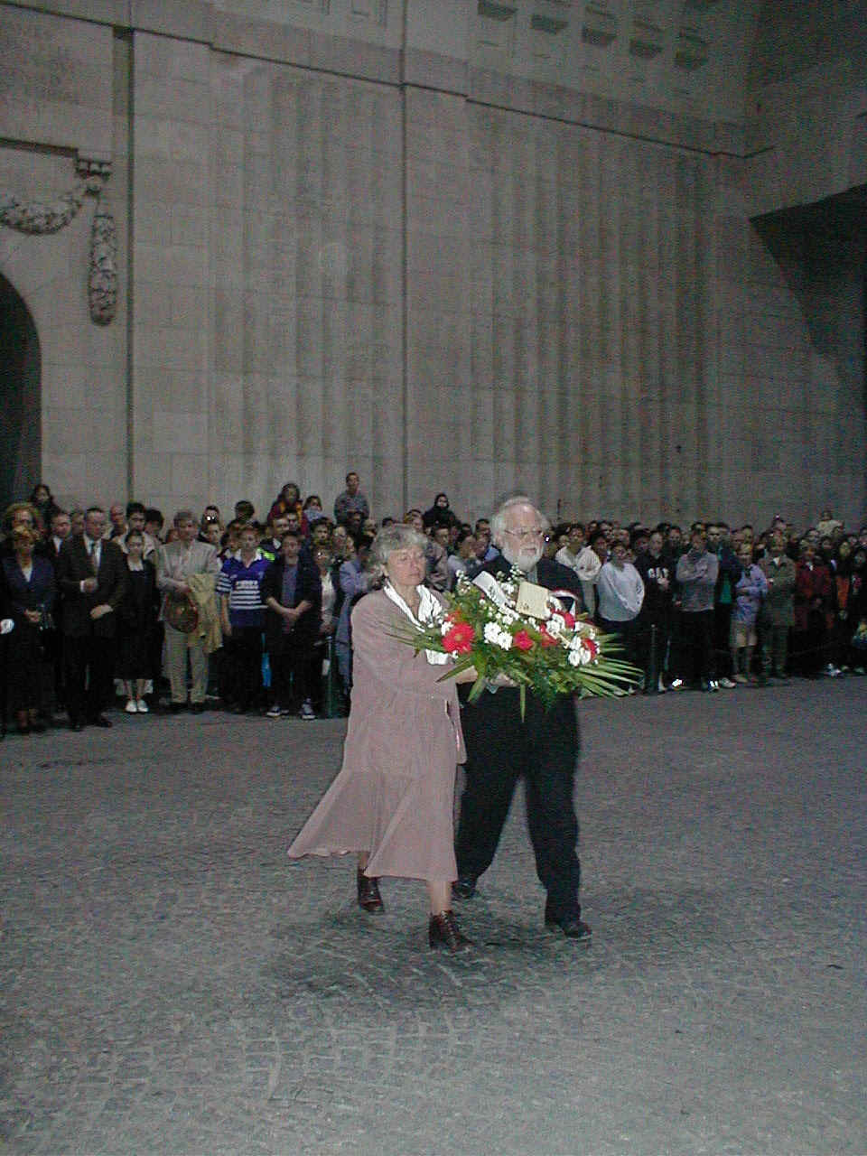 Koen legt krans tijdens Menenpoort ceremonie - KLIK VOOR EEN VERGROTING